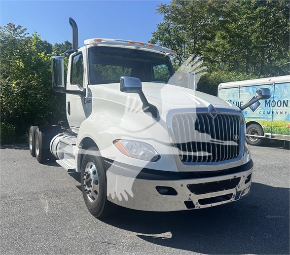 2019 INTERNATIONAL LT - image 2 of 6