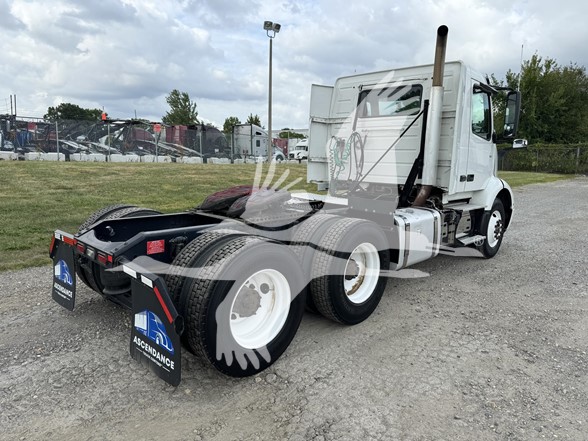 2019 VOLVO VNR64T300 - image 5 of 6