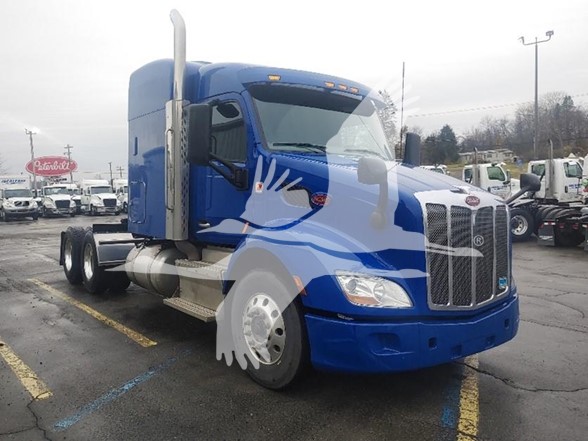 2015 PETERBILT 579 - image 2 of 6