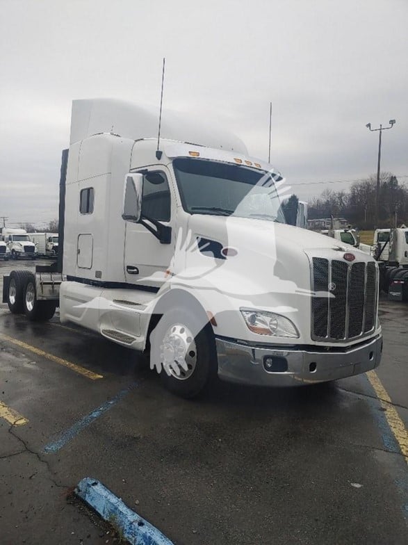 2017 PETERBILT 579 - image 2 of 6