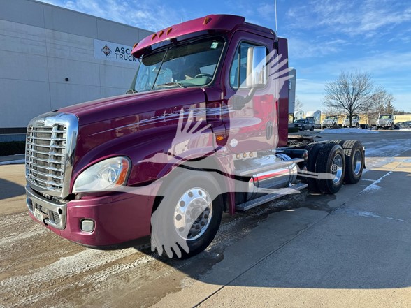 2017 FREIGHTLINER CASCADIA 125 - image 1 of 6