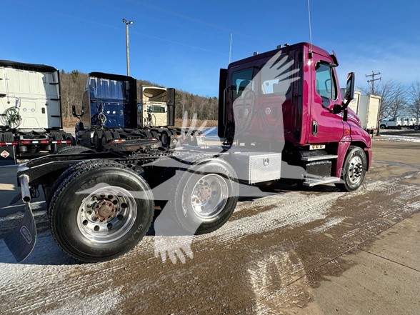 2017 FREIGHTLINER CASCADIA 125 - image 3 of 6