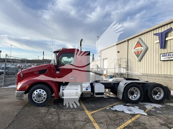 2015 PETERBILT 579 - image 2 of 6