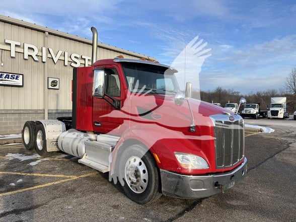 2015 PETERBILT 579 - image 4 of 6